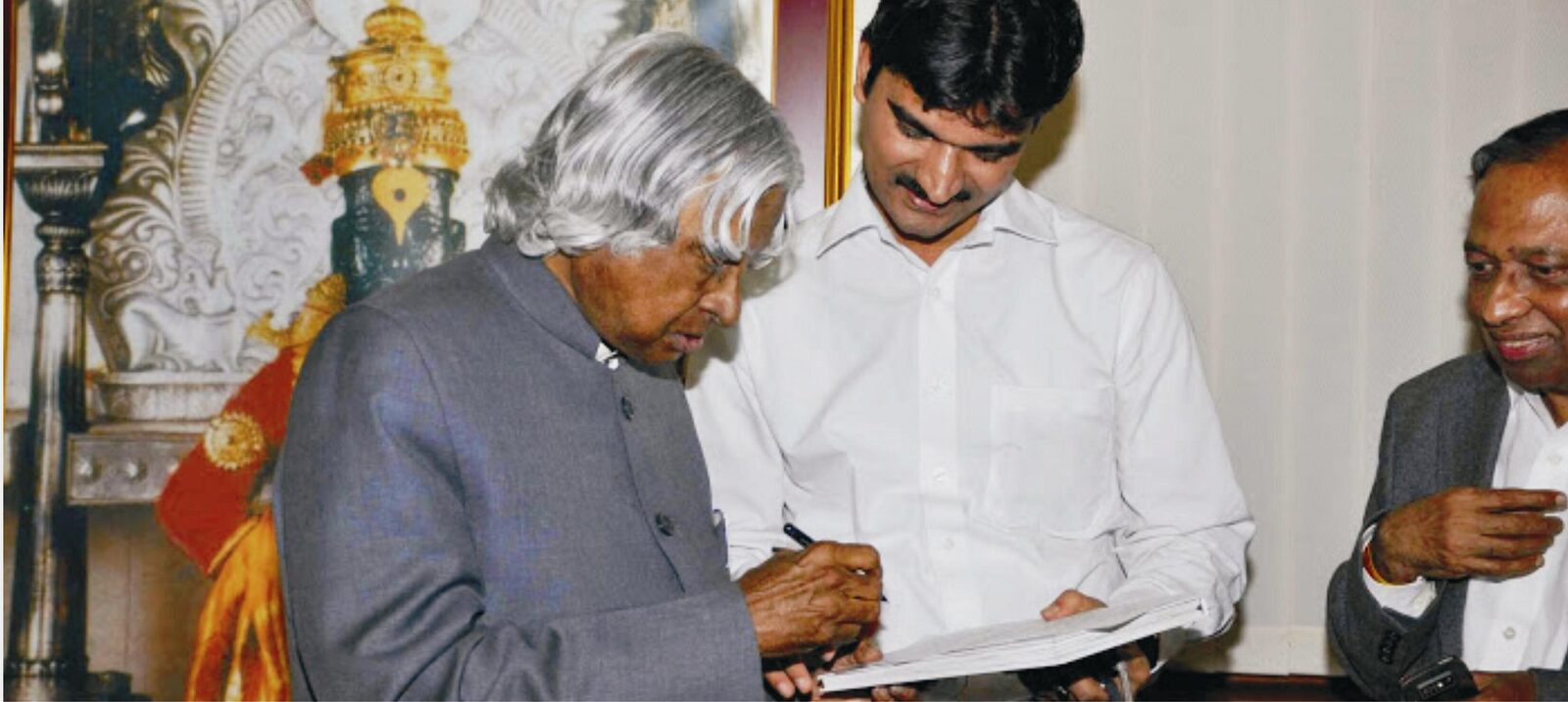Santosh Talaghatti with Dr. APJ Abdul Kalam, discussing the Global Classroom model.